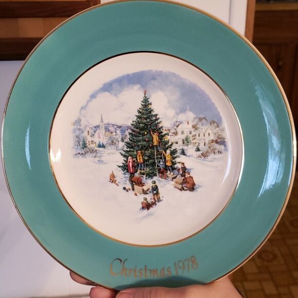 Vintage 1978 Avon Collector Plate "Trimming the Tree" - Picture 2 of 9